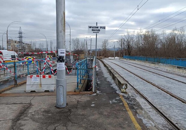На Троещине продолжается ремонт станции скоростного трамвая "Романа Шухевича" - схема прохода. 