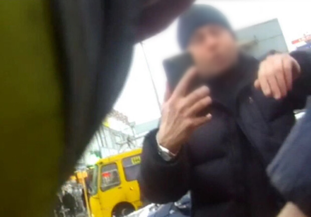 У метро "Дарница" мужчины напали на инспектора по парковке и водителя эвакуатора, их задержали. 