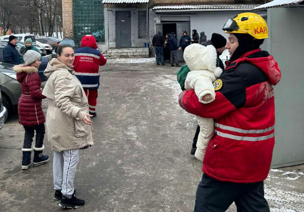 Як рятувальники працювали сьогодні у Києві після ракетної атаки – фото. 