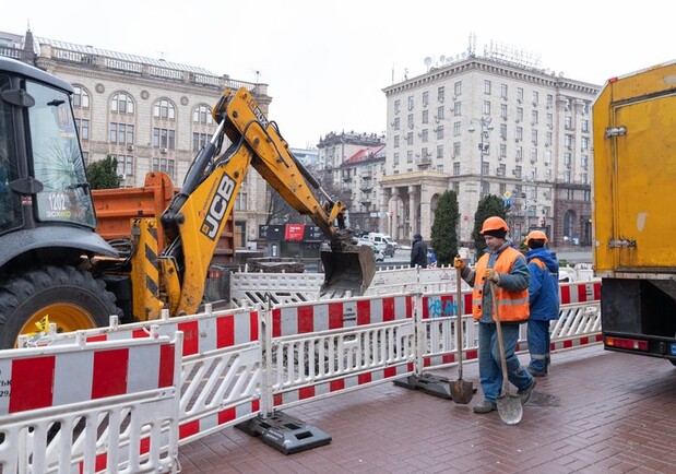 Повреждение теплосети и водопровода привели к двум авариям на Крещатике в Киеве: движение транспорта затруднено. 