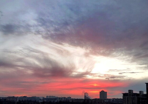 Сегодня утром в небе над Киевом наблюдались необычные облака. 