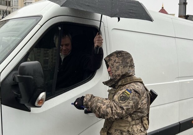 В Оболонському районі співробітники військкомату та поліція встановили блокпости. 