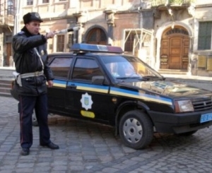 Порядок у здания парламента обеспечивают 30 милиционеров.
Фото ГАИ Киева 