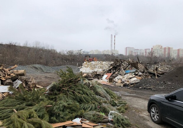 Ділянку землі у Солом'янському районі столиці перетворили на нелегальне звалище – фото. 