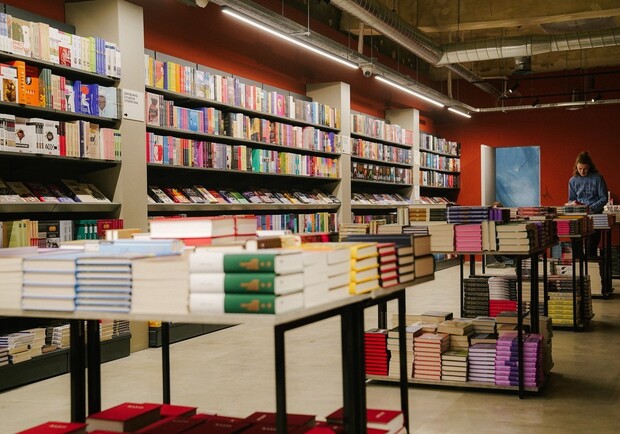 На Крещатике открыли книжный магазин-кафе "Сенс" - фото. 