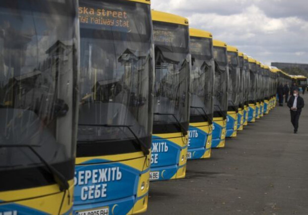 Через відсутність водіїв у Києві простоює транспорт. 