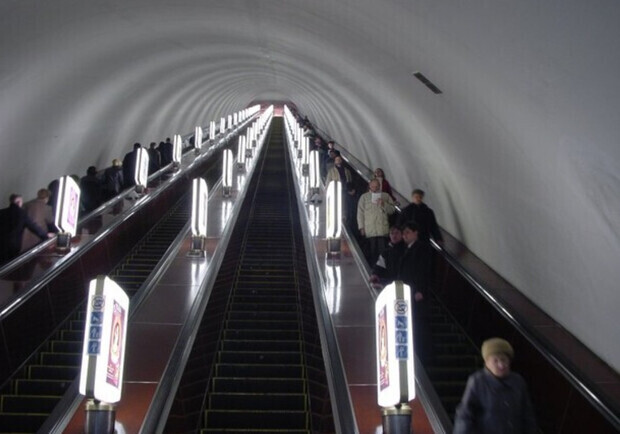Про стан метро на "синій" лінії говорять неправду: фракція "Удар" у Київраді звернулася до СБУ. || Фото: Википедия || Фото: wikipedia.org