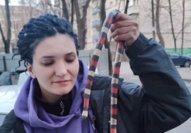 В Киеве девушка под капотом своего авто нашла редкую змею. 