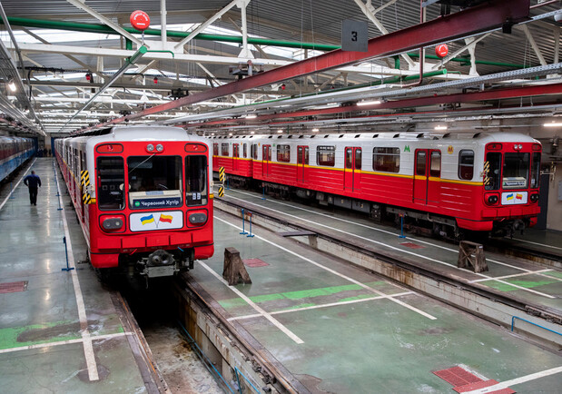Нові отримані в Польщі вагони метро почали їздити "зеленою" гілкою. 