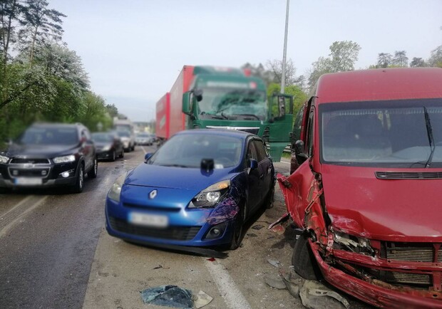 Вантажівка зіткнулася з 5 автомобілями: масштабна ДТП на Брест-Литовському шосе. 
