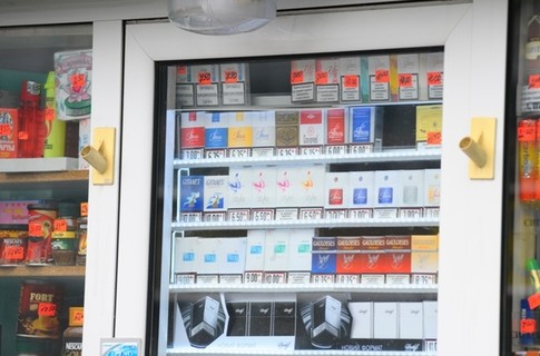 Суд отменил решение о запрете на продажу пива и сигарет в столичных МАФах.
Фото: zn.ua