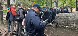 В Киеве перед военкоматами стоят толпы желающих обновить данные