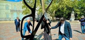 На Думській площі з'явилася нова скульптура