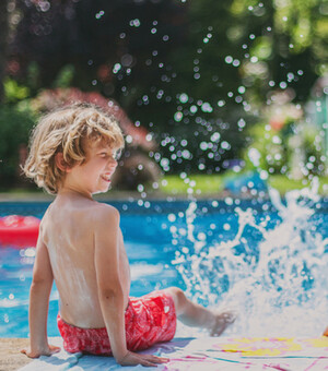 Отдохнуть на закрытой территории: сколько стоит аренда дома с бассейном в Запорожье