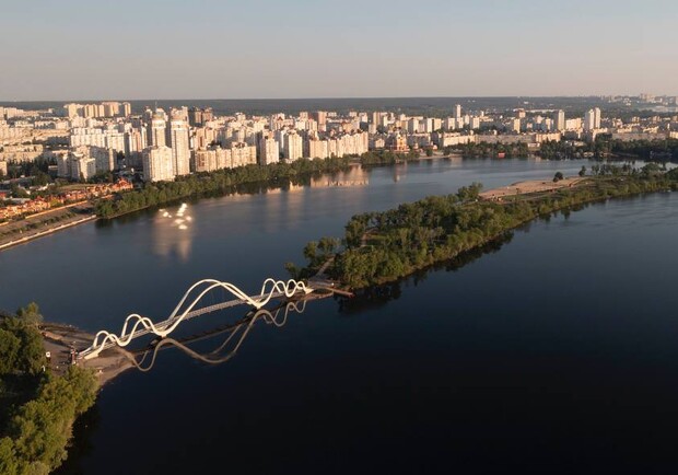 Кличко повідомив, що у Києві відкрито новий пішохідний міст-хвилю. 
