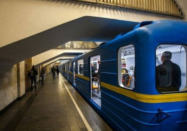 Майже всі пасажири потрапляють до вагонів: до чого призвела зміна графіка в метро Києва. 
