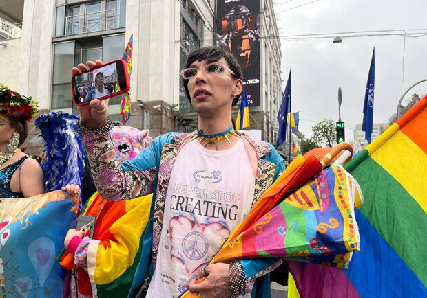 В Киеве прошла очень короткая акция ЛГБТ-движения "Марш равенства" - фото. 