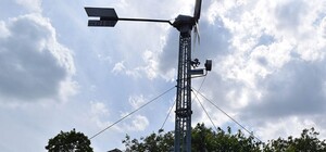 В Днепре пенсионер самостоятельно построил ветряную электростанцию на огороде