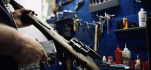 Оружейная мастерская: какие типы оружия в ней можно починить и как проходит ремонт