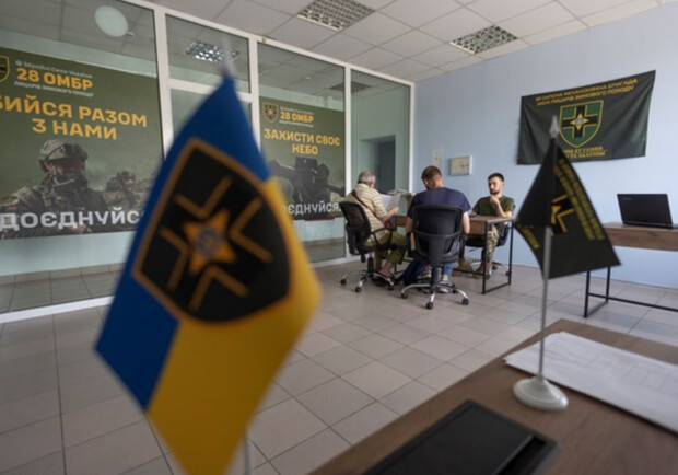 В Одесі та Києві відкрились рекрутингові центри 28 ОМБр - фото