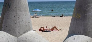 На пляжах в Черноморске купаются прямо с бетонными конструкциями: запрет никому не мешает 