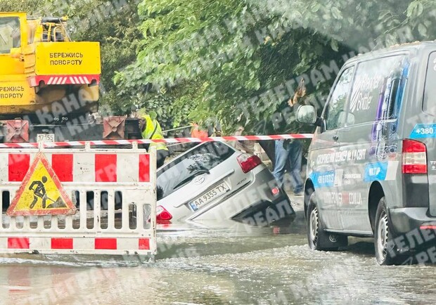 У Києві авто провалилося в яму через прорив 500-міліметрової труби 