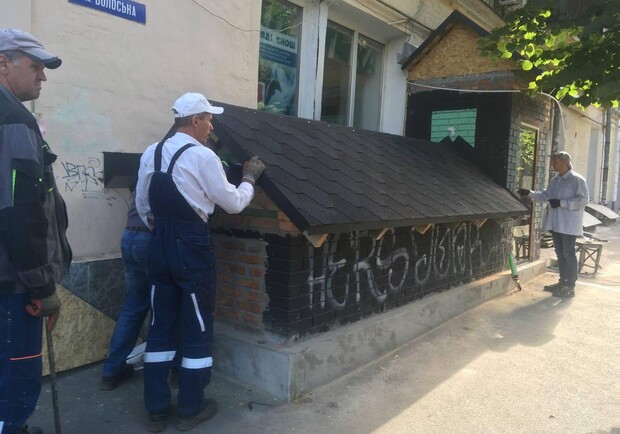 На Подолі викрили самовільну добудову до історичної будівлі 