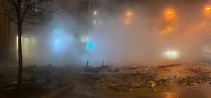 В Киеве прорыв теплосети у вокзала: дорога перекрыта, пробки не утихают