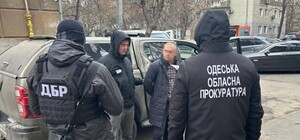 Выдавали охотничьи удостоверения за деньги: в Одессе руководство лесного управления разоблачили в коррупции