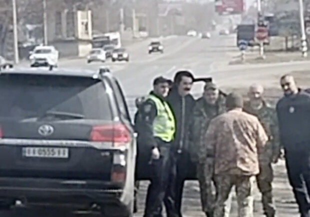 Сотрудники ТЦК устроили фотосессию с Павлом Зибровым во время проверки документов - фото: скрин с видео в сосетях