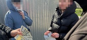 Выпускала военнообязанных за границу: в Одесской области разоблачили правоохранительницу
