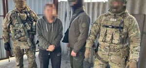 СБУ задержала агентку РФ в Днепре: шпионила за эшелонами ВСУ через камеру в скворечнике