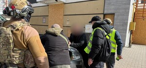 Двоє харків'ян налагодили схему вивезення за кордон чоловіків, які переховується від мобілізації