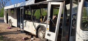 Россия ударила дроном-камикадзе по автобусу в Марганце: 9 погибших, 43 раненых