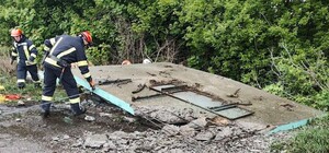 Под Харьковом автомобиль влетел в остановку: погибла женщина