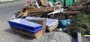 В Днепре у мусорников нашли несколько пустых гробов: соцсети взорвались шутками