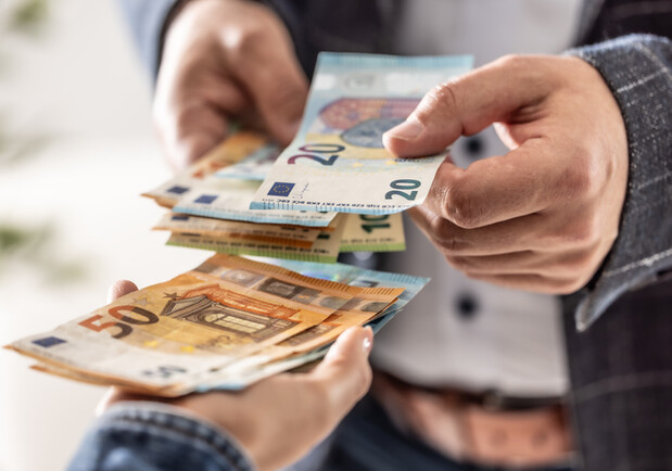 Курс євро в Україні зріс до майже 49 гривень: що відбувається - фото: SimpleImages/gettyimages.com