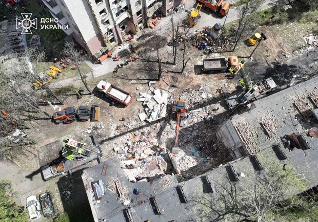 Під’їзд п’ятиповерхівки у Києві зруйнувала збита російська ракета – Ігнат - 