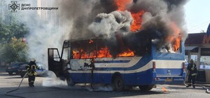 В Днепре во время движения загорелся автобус: спасатели обуздали пламя 