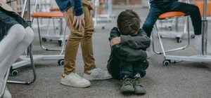 В Днепре ребенок порезал руки о стекло во время эвакуации в садике №368: мальчику наложили девять швов