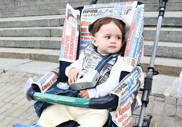 В прошлом году среди детей оказалась даже юная журналистка Лиза Борисенко, которая восседала на своем газетном троне. Фото Максима Люкова. 