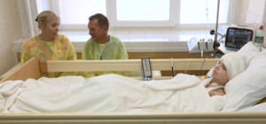 В Днепре спасают беременную, выжившую после удара по роддому в Каменском