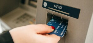 На Харківщині доглядальниця знімала кошти з картки померлого знайомого