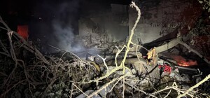 У нічній атаці на Дніпропетровщину поранені люди, знищені десятки авто й будинків: що відомо