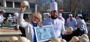 В Одесской области сварили 2 тонны зеленого борща из 100 страусиных яиц и установили национальный рекорд