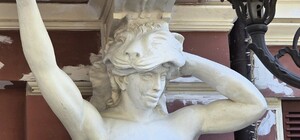 Кариатида уже не та: как изменилась после обстрела скульптура у входа в гостиницу 