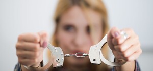 В Харькове двое мужчин ограбили женщину и приковали к дереву наручниками