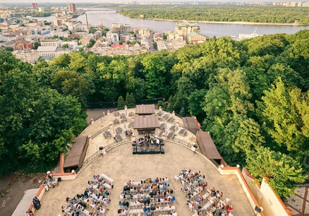 Симфонические рок-хиты на крыше в исполнении Национального академического духового оркестра Украины