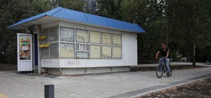 На вулиці Садовій демонтують два магазини