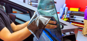 Чи можна тонувати вікна авто: правила в Україні та Європі